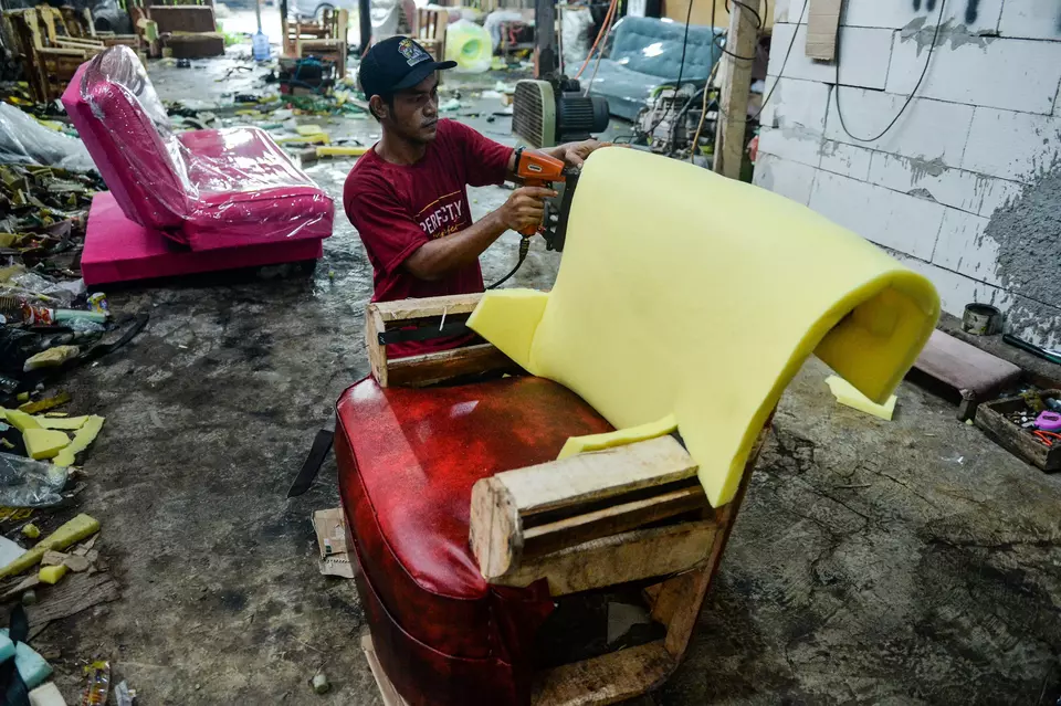 A small-scale furniture maker as seen in Banten on Dec. 9, 2024. (Antara Photo/Putra M Akbar)