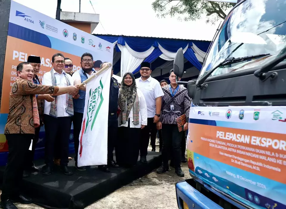 Trade Minister Budi Santoso (third from the left) and Astra's Chief of Corporate Affairs Riza Deliansyah (left) when sending off the black-eyed pea exports at Desa Sejahtera Astra Insan Madani Sukses Malang on Dec. 19, 2024. (Photo Courtesy of Astra)