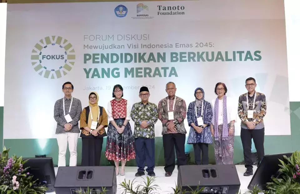 (Left to right) Bappenas' education director Didik Parmanto, Pematangsiantar mayor Susanti Dewayani, Tanoto Foundation's Country Head Inge Kusuma, Primary and Secondary Education Minister Abdul Mu'ti, the ministry's secretary for early childhood education directorate general Praptiono, University of Canberra's associate professor Sitti Maesuri Patahuddin, Tanoto Foundation's learning environment head Ari Widowati, head of center for education standards and policy Irsyad Zamjani. (Photo Courtesy of Tanoto Foundation)
