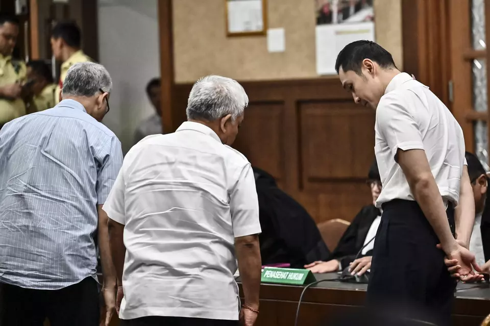 From right, Harvey Moeis, Suparta, and Reza Andriansyah consult with their lawyers during the sentencing hearing in their corruption trial at the Central Jakarta District Court, Monday, Dec. 23, 2024. (Antara Photo/Aprillio Akbar)