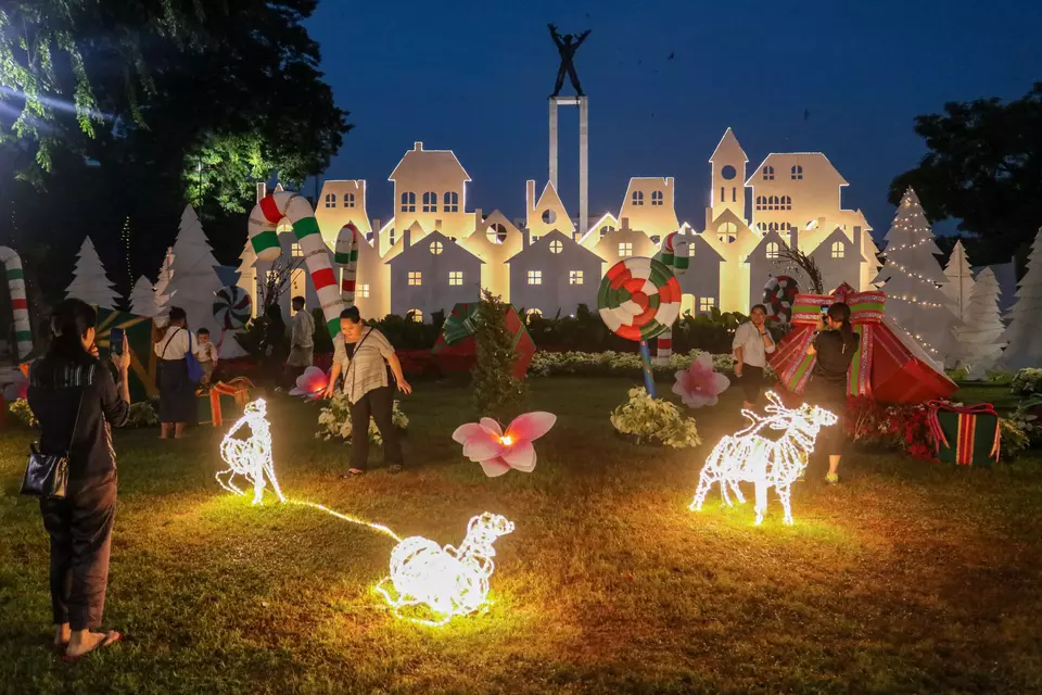 Jakartans take photos near the Christmas Decorations in Lapangan Banteng Park in Jakarta on Dec. 23, 2024. (Antara Photo/Idlan Dziqri Mahmudi)