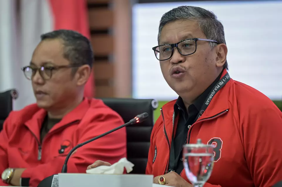 PDI-P Secretary-General Hasto Kristiyanto (right) and PDI-P Executive Election Chair Deddy Sitorus (left) deliver a press statement on the 2024 Regional Elections at the PDI-P headquarters in Jakarta, Sunday, Dec. 1, 2024. Hasto claimed the party secured victories in 14 provinces and 247 regencies/cities during the election. (ANTARA PHOTO/Fauzan)