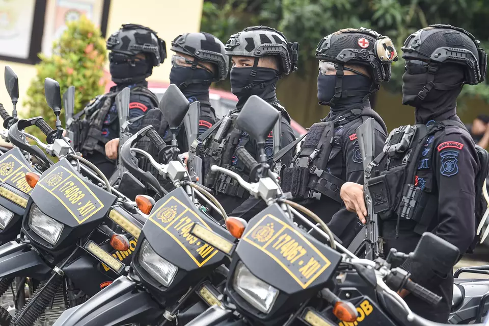 Members of the police paramilitary unit Mobile Brigade Corps (Brimob) stand guard at a police station in Samarinda, East Kalimantan, Friday, Dec. 20, 2024. (Antara Photo/M Risyal Hidayat)