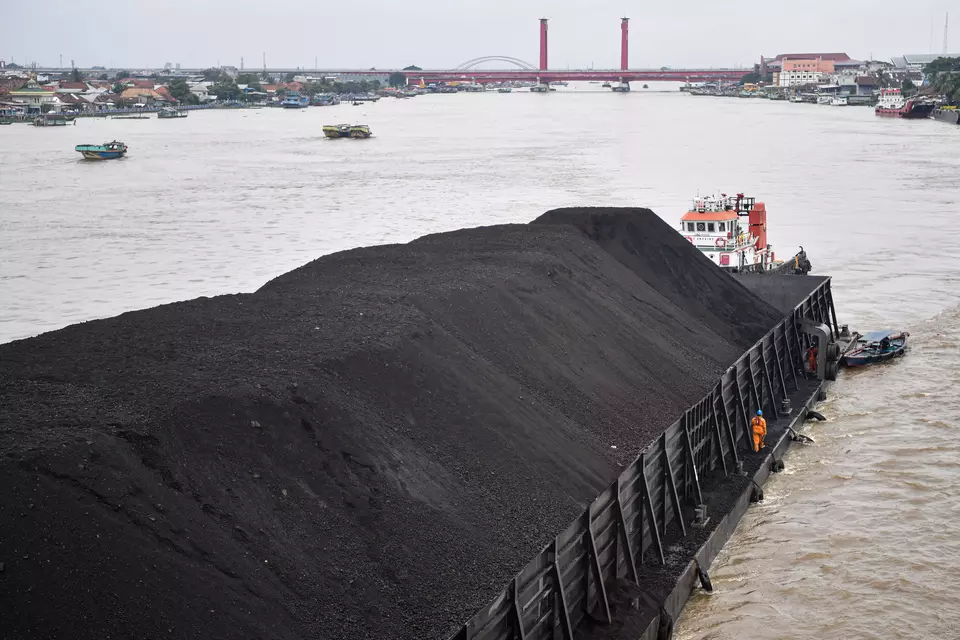 A ship carrying coal crosses the Musi River in South Sumatra on Dec. 17, 2024. Coal is among Indonesian top exports to Sri Lanka. (Antara Photo/Nova Wahyudi)