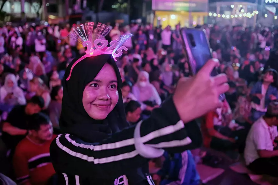 Residents crowd Jalan Thamrin to celebrate New Year's Eve 2025 at the HI Roundabout, Jakarta, Tuesday, Dec, 31, 2024. (Berita Satu Photo/Joanito De Saojoao.).