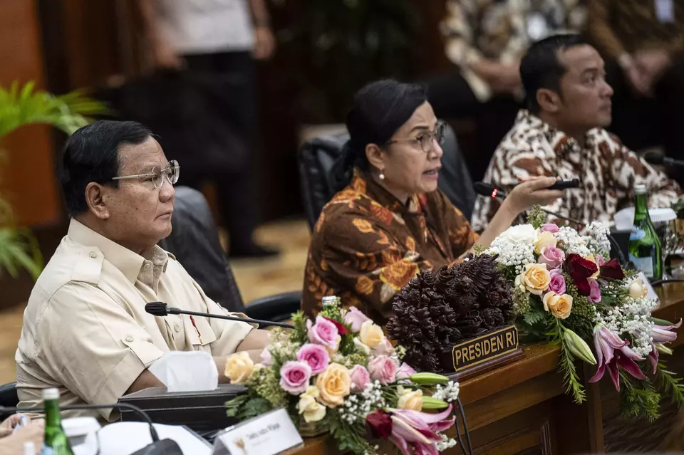 President Prabowo Subianto and Finance Minister Sri Mulyani (center) hold a meeting on the 2024 state budget and expenditure in Jakarta on Dec. 31, 2024. (Antara Photo/Aprillio Akbar)