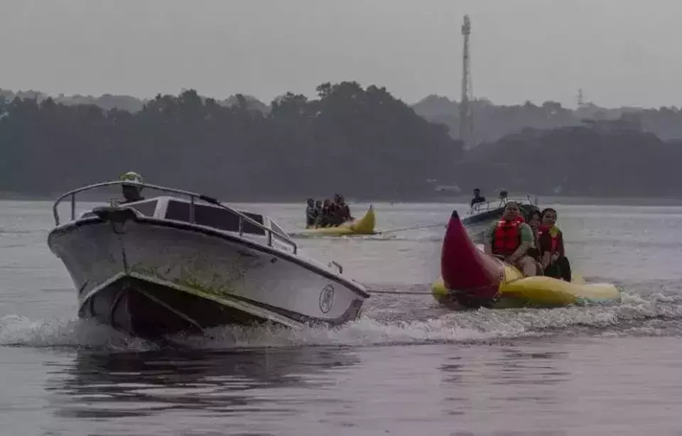 Tourists enjoy a banana boat ride at Carita Beach, Pandeglang, Banten, on Saturday, November 2, 2024. According to the Banten Provincial Statistics Agency, domestic tourist trips to Banten reached 35.74 million from January to September 2024, a 13.08% increase compared to the same period in 2023. Meanwhile, international tourist visits rose by 33.61%, totaling 1,886,886. (ANTARA PHOTO/Angga Budhiyanto)