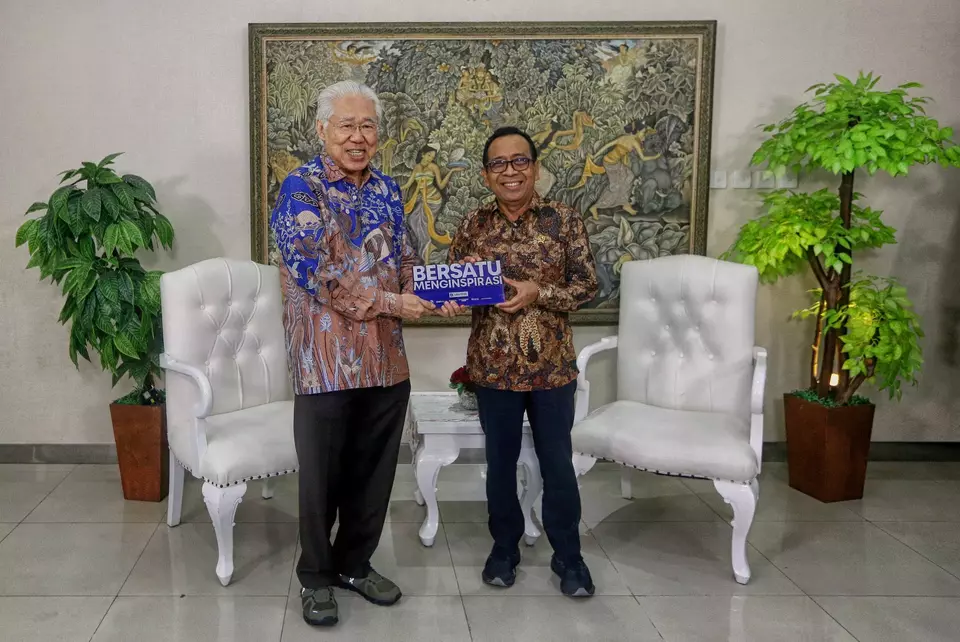 Chairman of B-Universe Enggartiasto Lukita (left) presents a souvenir to Chief Human Development and Cultural Affairs Minister Pratikno during a meeting with B-Universe editorial team at the Ministry