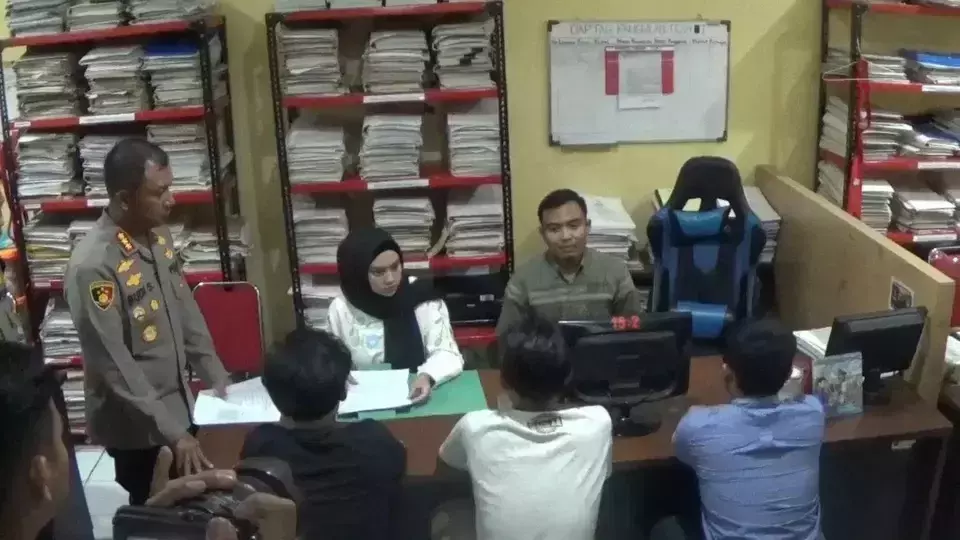 An officer interrogates three teenagers accused of harassing a Singaporean tourist at the Bandung Metropolitan Police headquarters in West Java, Saturday, Jan. 4, 2025. (B-Universe Photo/Aep Sopandi)