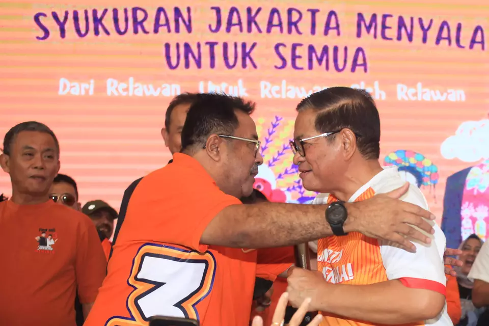Jakarta governor candidate Pramono Anung (right) and his running mate Rano Karno (left) hug in a supporters' event in Jakarta on Dec. 14, 2024. (Antara Photo/Reno Esnir)	