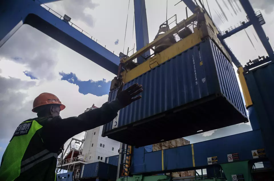 The unloading activities at the Ahmad Yani port in Ternate, North Maluku, on Dec. 18, 2024. (Antara Photo/Andri Saputra)