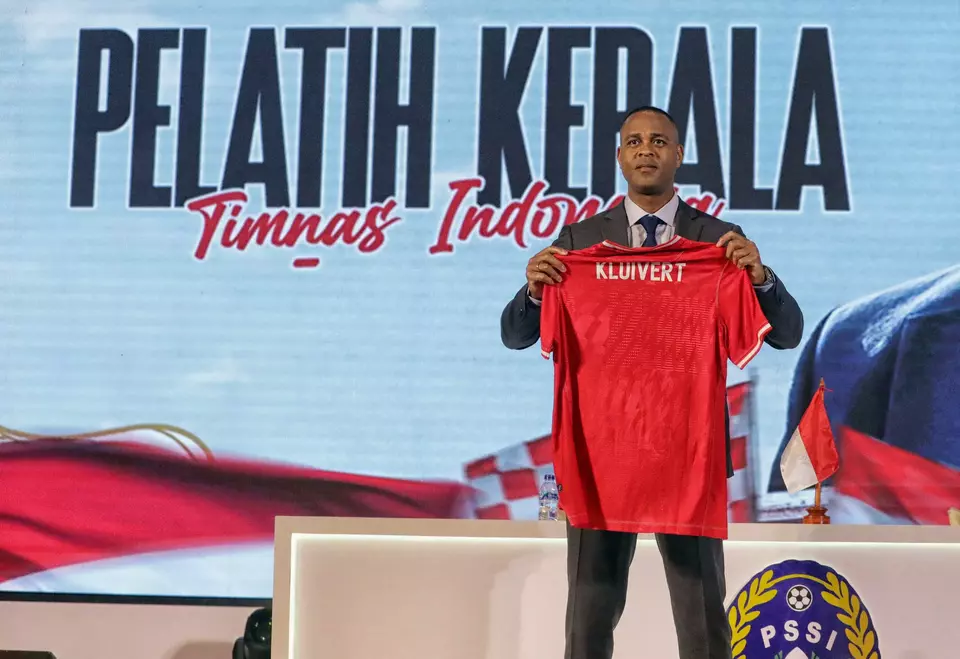 New Indonesian national football team head coach Patrick Kluivert shows his shirt during the introduction event at the Mulia Hotel in Jakarta, Sunday, Jan. 12, 2024. (B-Universe Photo/Joanito De Saojoao)