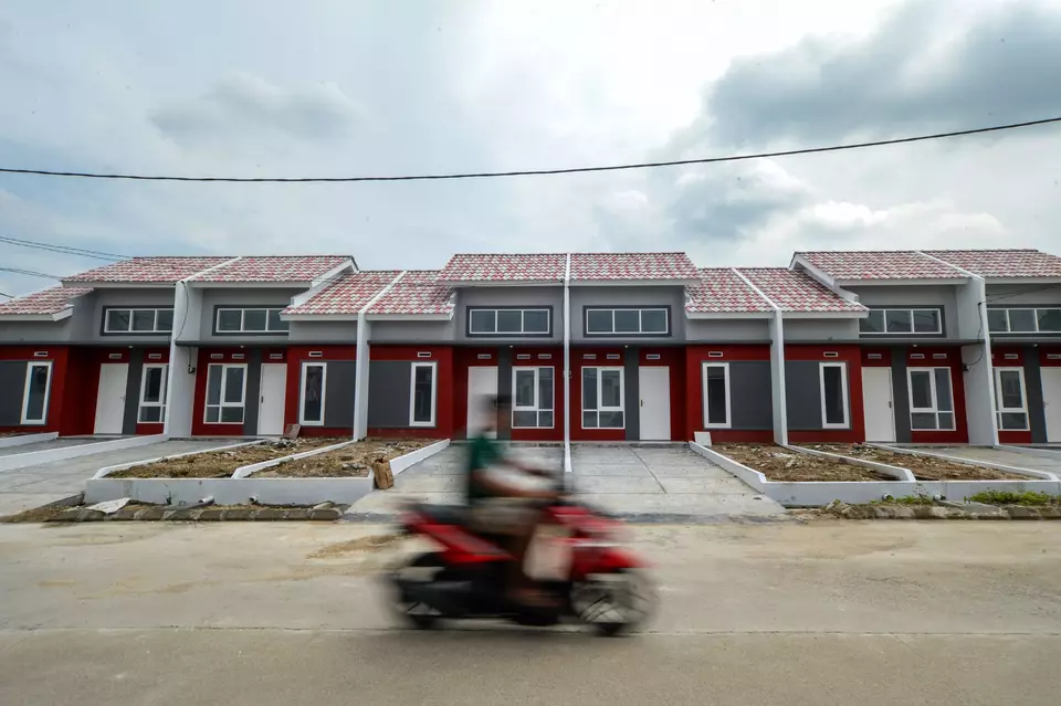 A motorcyclist passes by the subsidized houses in Bagendung, Banten, on Jan. 8, 2025. (Antara Photo/Muhammad Bagus Khoirunas)