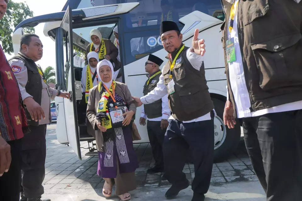 This undated photo shows a Hajj officer assisting an elderly lady. (Antara Photo/Dhimas Budi Pratama)