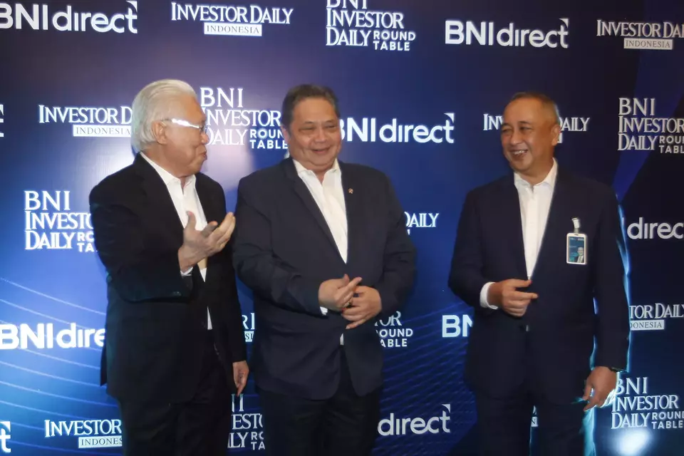 From left: B-Universe Media Holdings Executive Chairman Enggartiasto Lukita, Coordinating Minister for Economic Affairs Airlangga Hartarto, and BNI President Director Royke Tumilaar pose for a photo during the Investor Daily Roundtable in Jakarta, Wednesday, January 15, 2025. (David Gita Roza)
