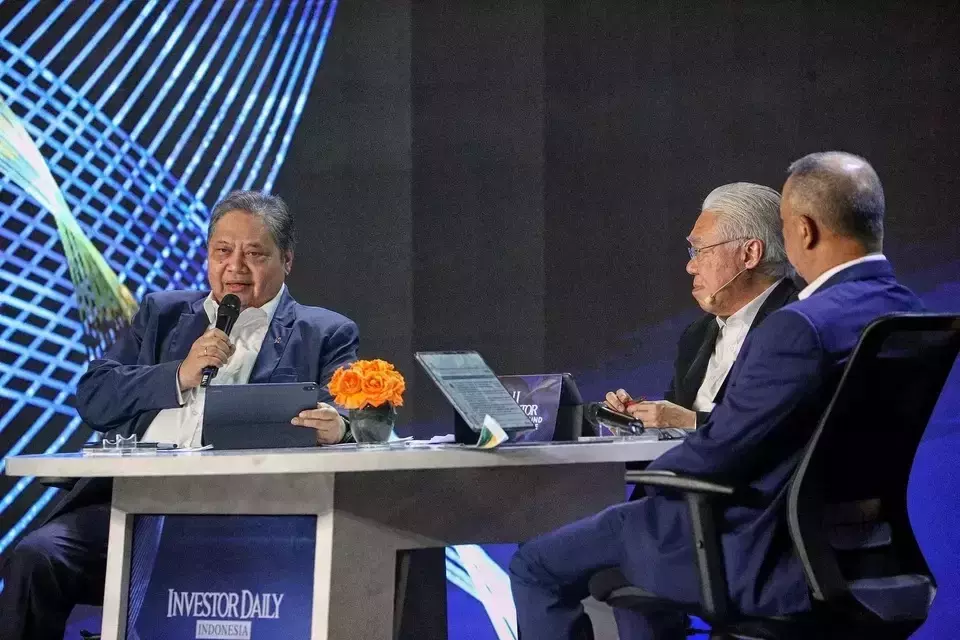 Coordinating Minister for Economic Affairs Airlangga Hartarto, left, speaks during the BNI Investor Daily Roundtable forum as host Enggartiasto Lukita, center, and BNI President Director Royke Tumilaar look on at the Mulia Hotel in Jakarta, Wednesday, Jan. 15, 2025. (Joanito De Saojoao)