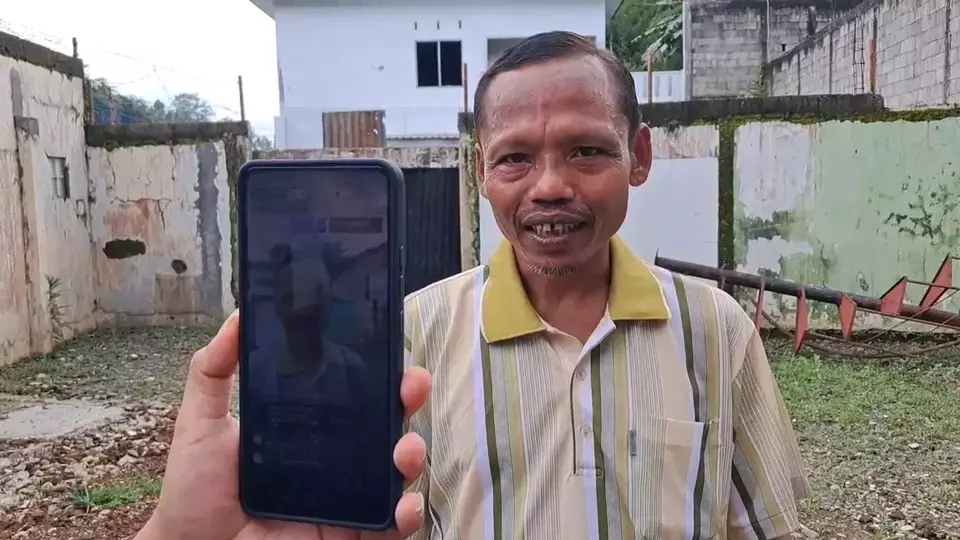 Sumanto, infamously known as the "Hannibal Lecter of Java," creates social media content at the H. Mustajab Mental Health Clinic in Purbalingga, Central Java, on Sunday, Jan. 12, 2025. (Beritasatu.com/Pujud Andriastanto)