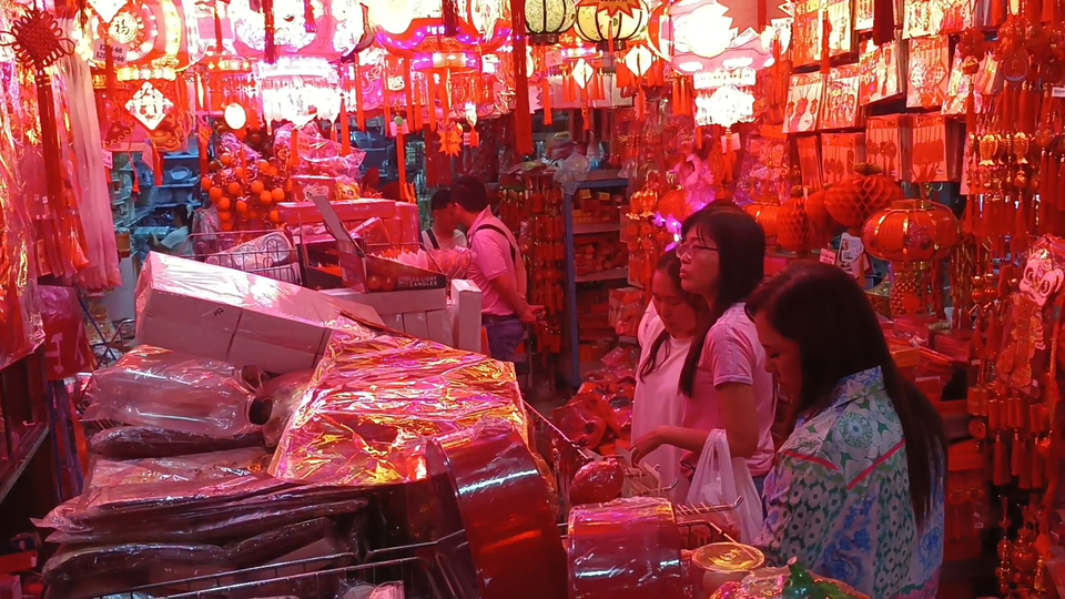 Chinese community members in North Sumatra flock to a Chinese New Year decorations store on Jalan Brigjen Katamso, Medan, on Wednesday, January 15, 2025. (Beritasatu.com/Panji Satrio)