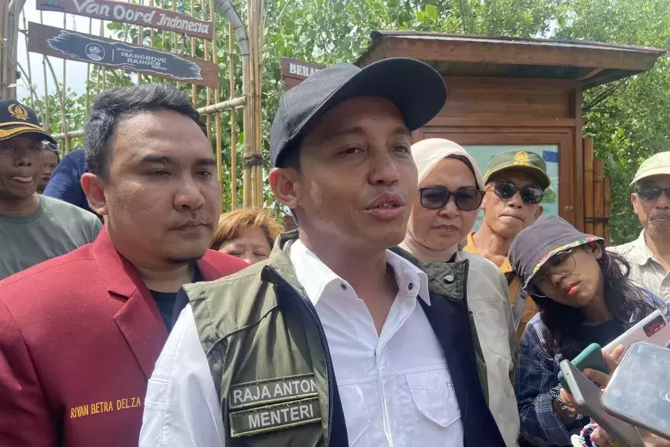 Forestry Minister Raja Juli Antoni speaking to Journalists in Denpasar, Bali, on Thursday, Jan. 16, 2025. Raja denies the rumor that the government plans to convert 20 million hectares of forest into plantations (ANTARA/Ni Putu Putri Muliantari)