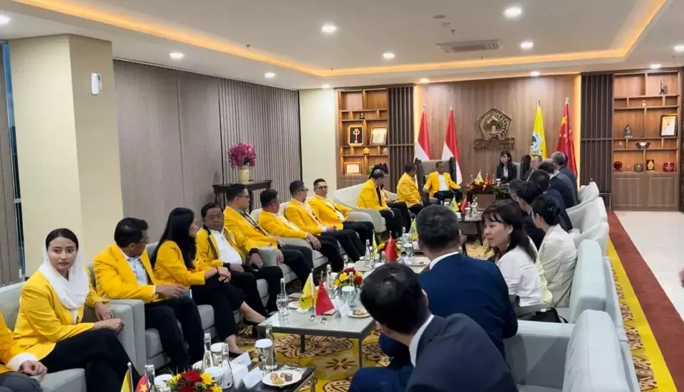 Golkar Party Chairman Bahlil Lahadalia hosted a Chinese government delegation at the party's headquarters in West Jakarta on Friday evening, Jan, 17, 2025. The delegation was led by Liu Jianchao, Minister of the International Department of the Communist Party of China (IDCPC), and Chinese Ambassador to Indonesia Wang Lutong. (Beritasatu.com/Yustinus Paat).