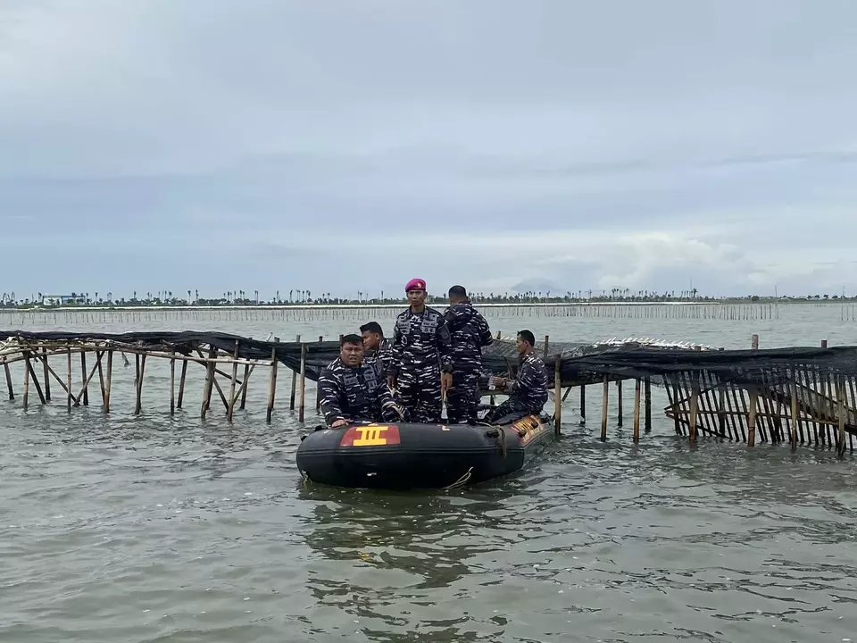 The Indonesian Navy (TNI AL) deployed 600 personnel on Saturday, Jan. 18, 2025, to dismantle bamboo barriers spanning 30 kilometers in the waters off Tanjung Pasir, Tangerang Regency, Banten. (Beritasatu.com/Juan Ardya Guardiola)