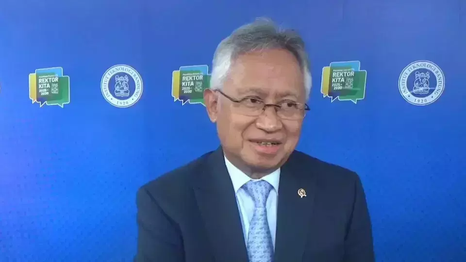Higher Education, Science, and Technology Minister Satryo Soemantri Brodjonegoro speaking to reporters at the Bandung Institute of Technology (ITB), Monday, Jan. 20, 2025. (Beritasatu.com/Aep Sopandi)