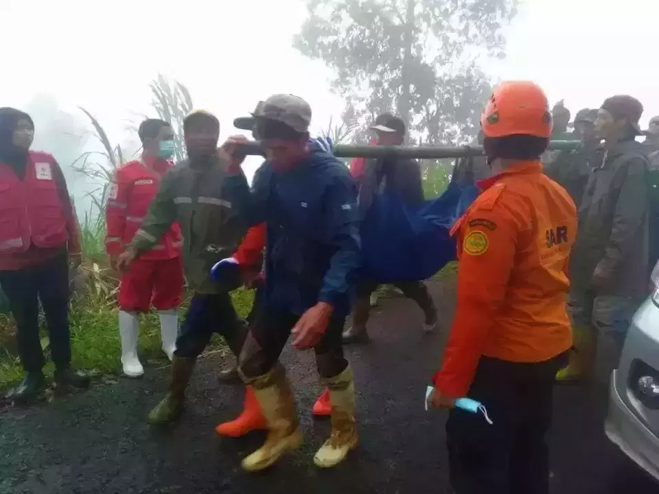 Rescue workers carry the body of a victim in a rain-triggered landslide in Pekalongan Regency, Central Java, Tuesday, Jan. 21, 2025. (Photo courtesy of BNPB)
