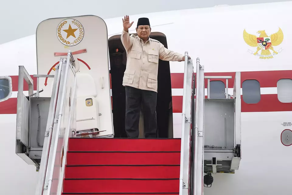President Prabowo Subianto waves before departing for India at the Halim Perdanakusuma Air Force Base in Jakarta on Jan. 23, 2025. (Antara Photo/Galih Pradipta)
