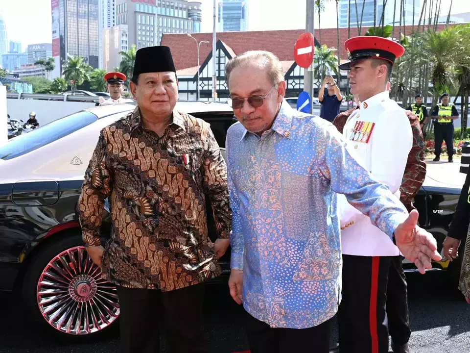 President Prabowo Subianto meets Malaysian Prime Minister Anwar Ibrahim in Kuala Lumpur on Jan. 9, 2025. (Photo Courtesy of Presidential Press Bureau)