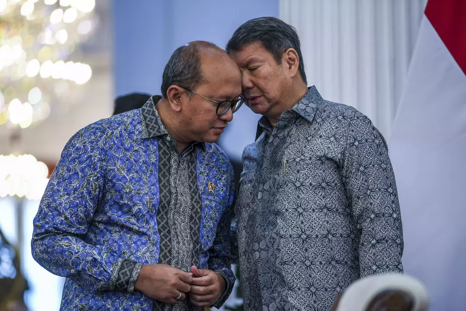 Housing Task Force chief Hashim Djojohadikusumo (right) whispers to Investment Minister Rosan Roeslani at the Merdeka Palace in Jakarta on Jan. 8, 2025. (Antara Photo/Galih Pradipta)