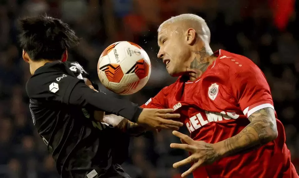 FILE - Frankfurt's Daichi Kamada, left, goes up against Royal Antwerp's Radja Nainggolan during the Europa League group D soccer match between Royal Antwerp and Frankfurt at the Bosuil Stadium in Deurne, Belgium, Sept. 30, 2021. (AP Photo/Olivier Matthys, File)
