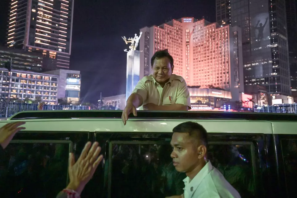 President Prabowo Subianto greets Indonesian citizens from his car during the New Year's Eve celebration in Jakarta on Dec. 31, 2024. (Antara Photo/Fauzan)
