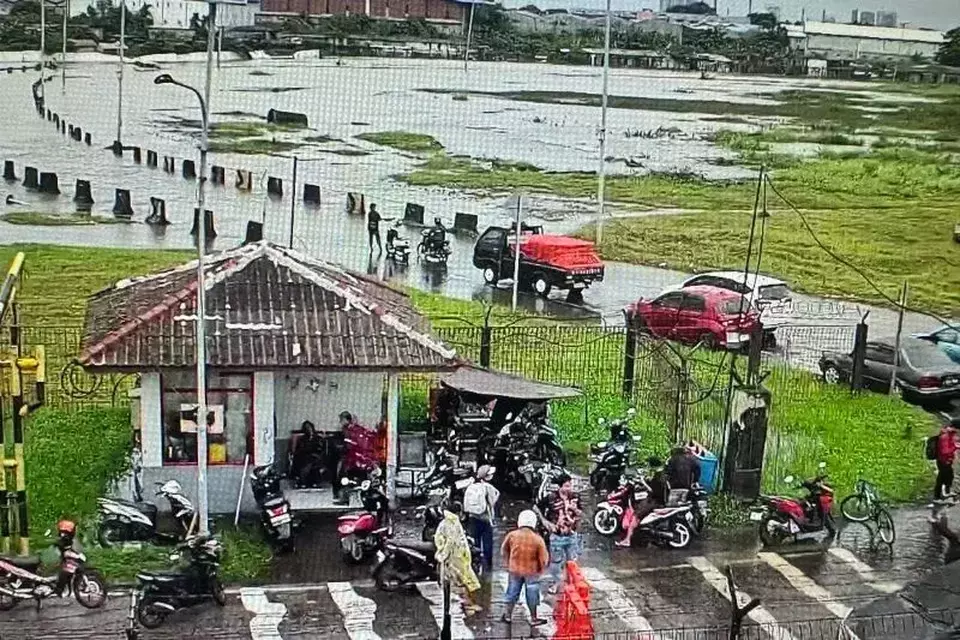 Access to several terminals at Soekarno-Hatta International Airport was blocked due to flooding caused by heavy rainfall on Tuesday night, Jan 28, 2025. (Soekarno Hatta Airport Police)