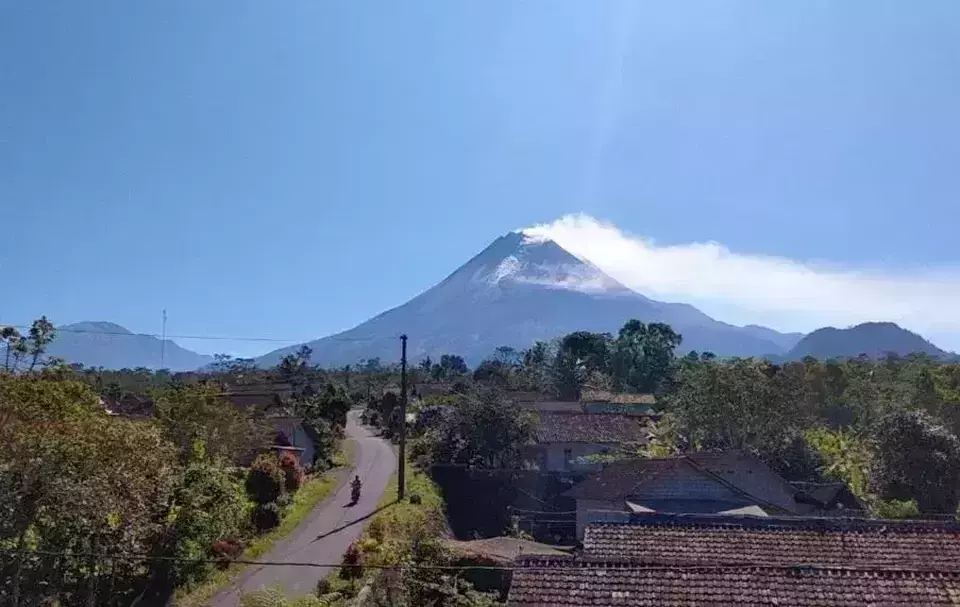 Mount Merapi, located on the border of the Special Region of Yogyakarta and Central Java, is emitting volcanic ash. (Beritasatu.com/Chandra Adi)