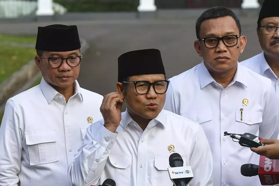 Coordinating Social Empowerment Minister Muhaimin Iskandar (center) speaks to reporters after a meeting with President Prabowo Subianto at the Bogor Palace on Jan. 3, 2025. (Antara Photo/Hafidz Mubarak A)