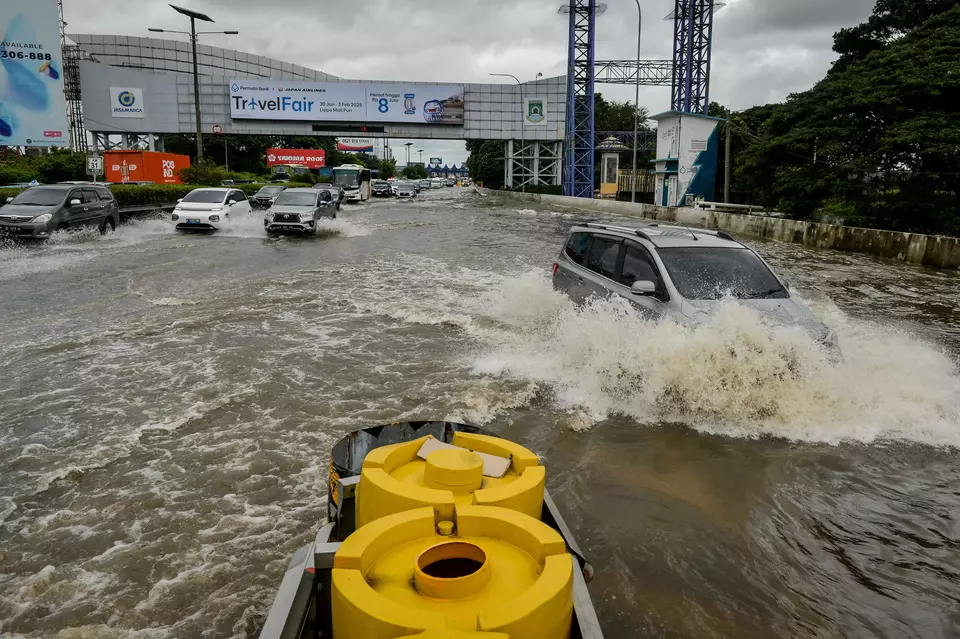 Vehicles navigate through flooding on the Sedyatmo Toll Road in Tangerang, Banten, Wednesday, Jan. 29, 2025. The toll road, a key access route to Soekarno-Hatta International Airport, was submerged under 20-30 centimeters of water due to heavy rainfall. (ANTARA PHOTO/Putra M. Akbar).