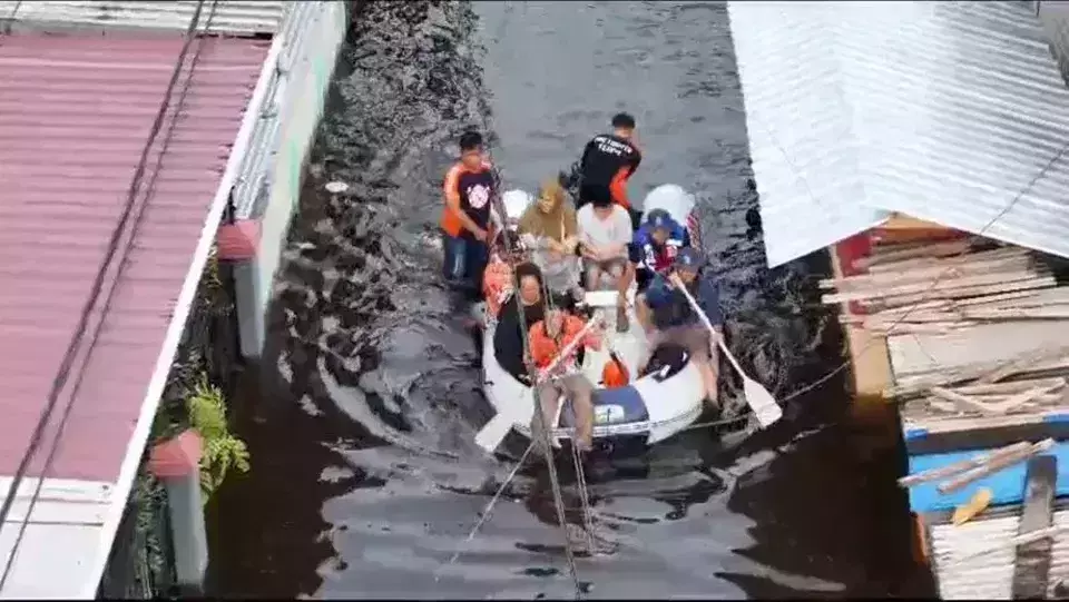 Joint personnel carry out the evacuation process of flood victims in Sempaja Timur Village, Samarinda City, East Kalimantan, Thursday, January 30, 2025. (B-Universe Photo/Fuad Iqbal)
