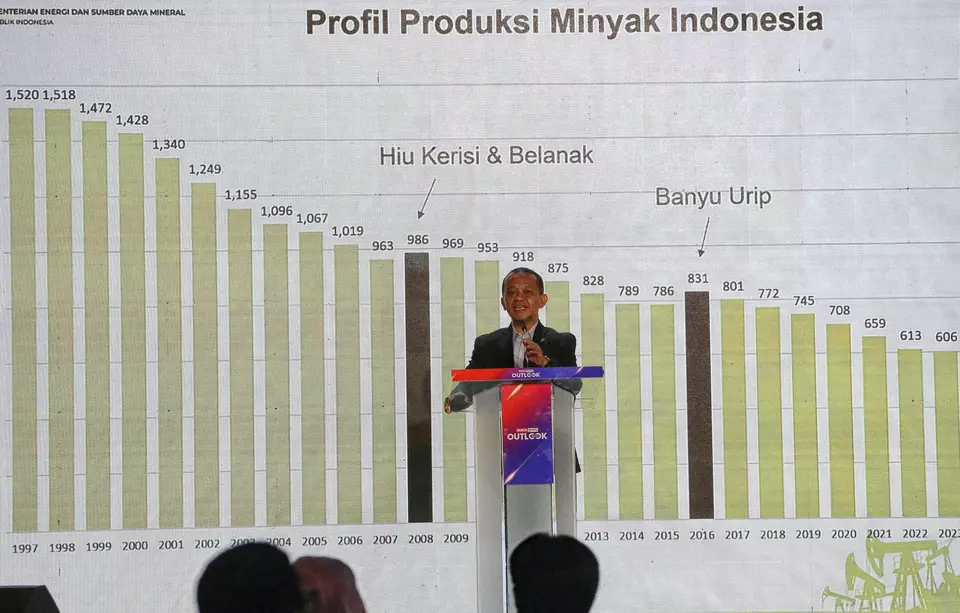 Energy and Mineral Resources Minister Bahlil Lahadalia speaks at the Outlook 2025 seminar hosted by Beritasatu at the Westin Hotel in Jakarta, Thursday, Jan. 30, 2025. (JG Photo/Joanito De Saojoao)