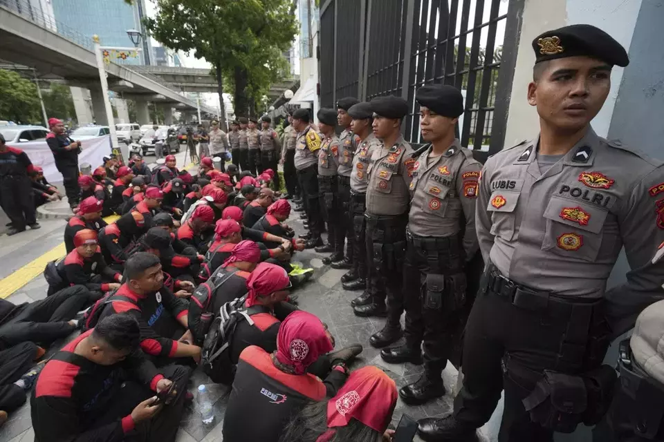 Protesters gather during a demonstration in front of the Malaysian Embassy in Jakarta, Indonesia, Thursday, Jan. 30, 2025, following a fatal shooting of an Indonesian migrant worker in neighboring waters. (AP Photo/Achmad Ibrahim)