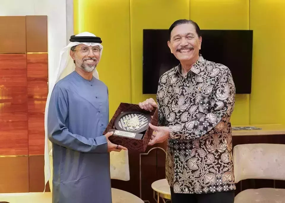 Indonesia's National Economic Council Chair Luhut Binsar Pandjaitan meets with UAE Energy and Infrastructure Minister Suhail Al-Mazroui. (Instagram/@luhut.pandjaitan)
