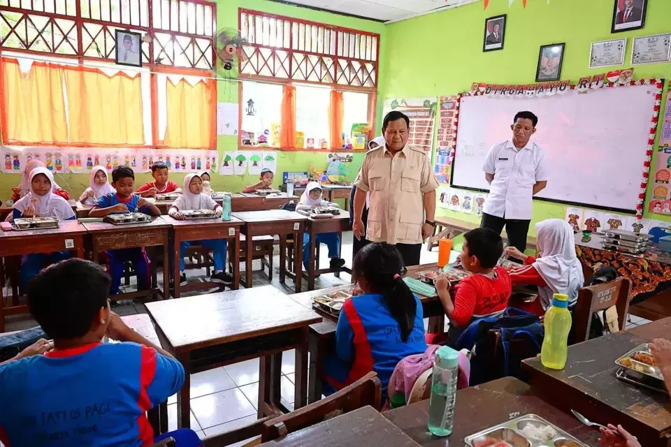 President Prabowo Subianto inspects the free nutritious meal program in SDN Jati 05 Pagi in Pulo Gadung, East Jakarta, on Feb. 3, 2025. (Photo Courtesy of Presidential Press Bureau)