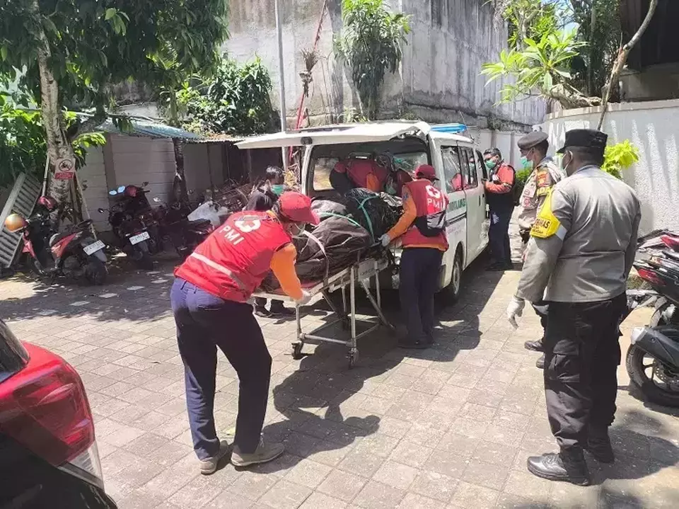 Evacuation process of the body of a French foreigner, identified as AD, who died by suicide in a villa on Jalan Segara Ayu, Sanur, South Denpasar, February 5, 2025 (Beritabali.com)