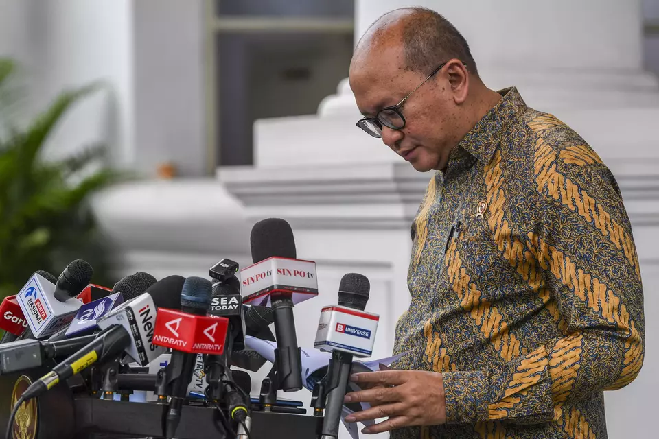 Investment Minister Rosan Roeslani gives a press statement after meeting President Prabowo Subianto at the Presidential Palace in Jakarta on Feb. 4, 2025. (Antara Photo/Galih Pradipta)
