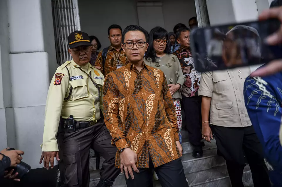 Foreign Affairs Minister Sugiono steps out the Merdeka Building during a business trip to Bandung on Jan. 14, 2025. (Antara Photo/Raisan Al Farisi)