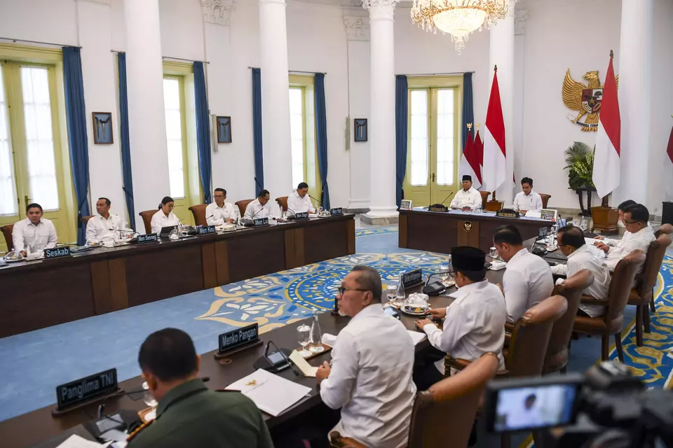 President Prabowo Subianto and Vice President Gibran Rakabuming Raka lead a meeting with several cabinet members at the Bogor Palace in Bogor, West Java, Friday, Feb. 7, 2025. (Antara Photo/Galih Pradipta)