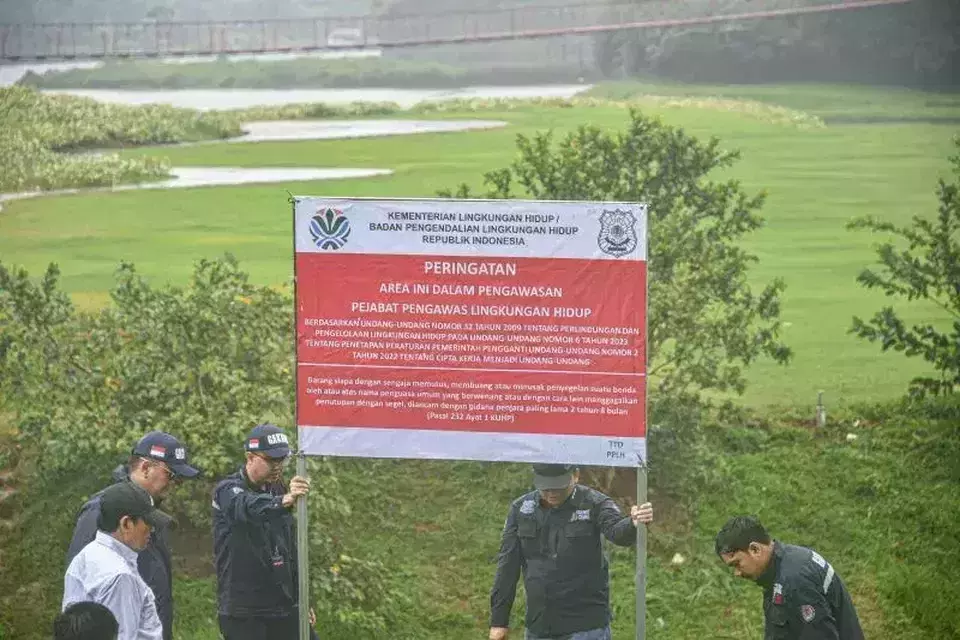 The Environment Ministry's monitoring team installs a seal at the Lido Special Economic Zone (SEZ) in Bogor Regency, West Java, on Thursday, February 6, 2025. (Antara)