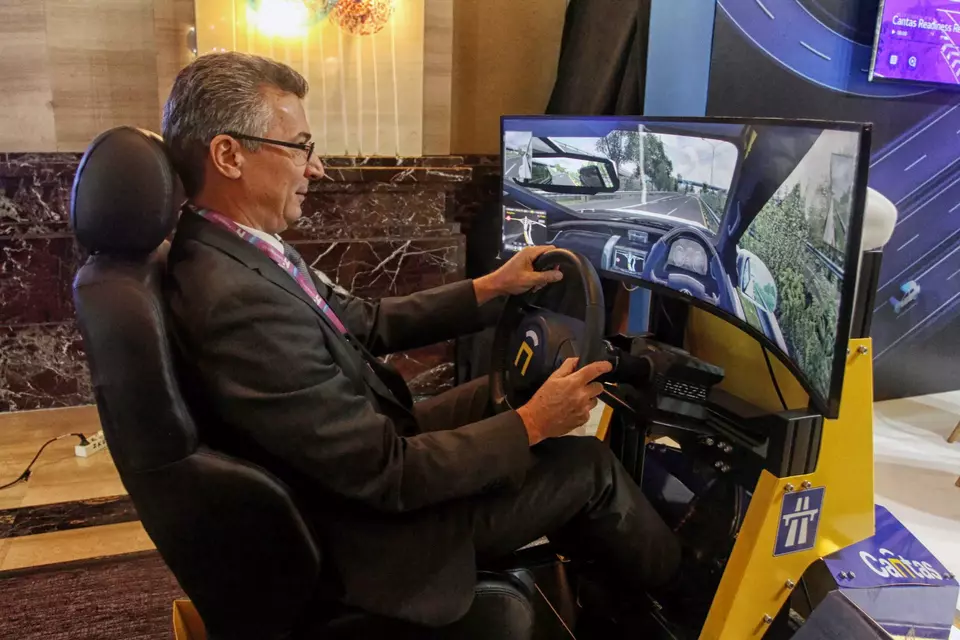 President Director of Roatex Indonesia Toll System, Attila Keszeg, demonstrates the Single Lane Free Flow (SLFF) simulation using the CANTAS simulator in Jakarta on Wednesday, November 6, 2024. Roatex Indonesia Toll System (RITS) affirmed its readiness to implement the Multi Lane Free Flow (MLFF) toll payment system in Indonesia. (Berita Satu Photo/Joanito De Saojoao)