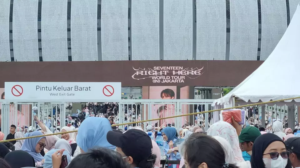 Thousands of Seventeen fans, known as Carats, eagerly gather at Jakarta International Stadium early Saturday morning, Feb. 8, 2025. (Beritasatu.com/Maria Gabrielle)