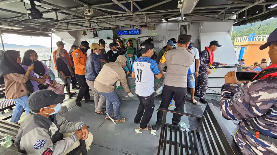The body of Sahril Helmi, a Metro TV journalist who went missing after a National Search and Rescue Agency (Basarnas) speedboat exploded in the waters of Gita, Tidore Islands, North Maluku, has been recovered on Saturday, Feb. 8, 2025. (Beritasatu.com/Sahrudin Nurdin)