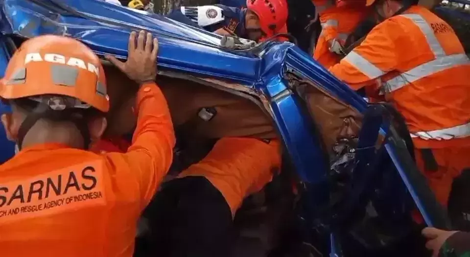 Rescue workers attempt to pull passengers from the wreckage of an Isuzu Panther which was hit by a truck in Sukabumi, West Java, Saturday, Feb. 8, 2025. (B-Universe Photo/Riza)